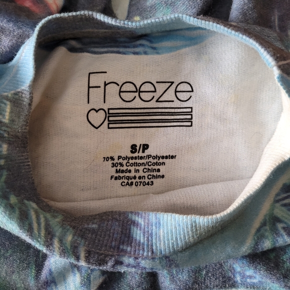 *Free in bundle* Long sleeve beach cover. - Picture 4 of 7